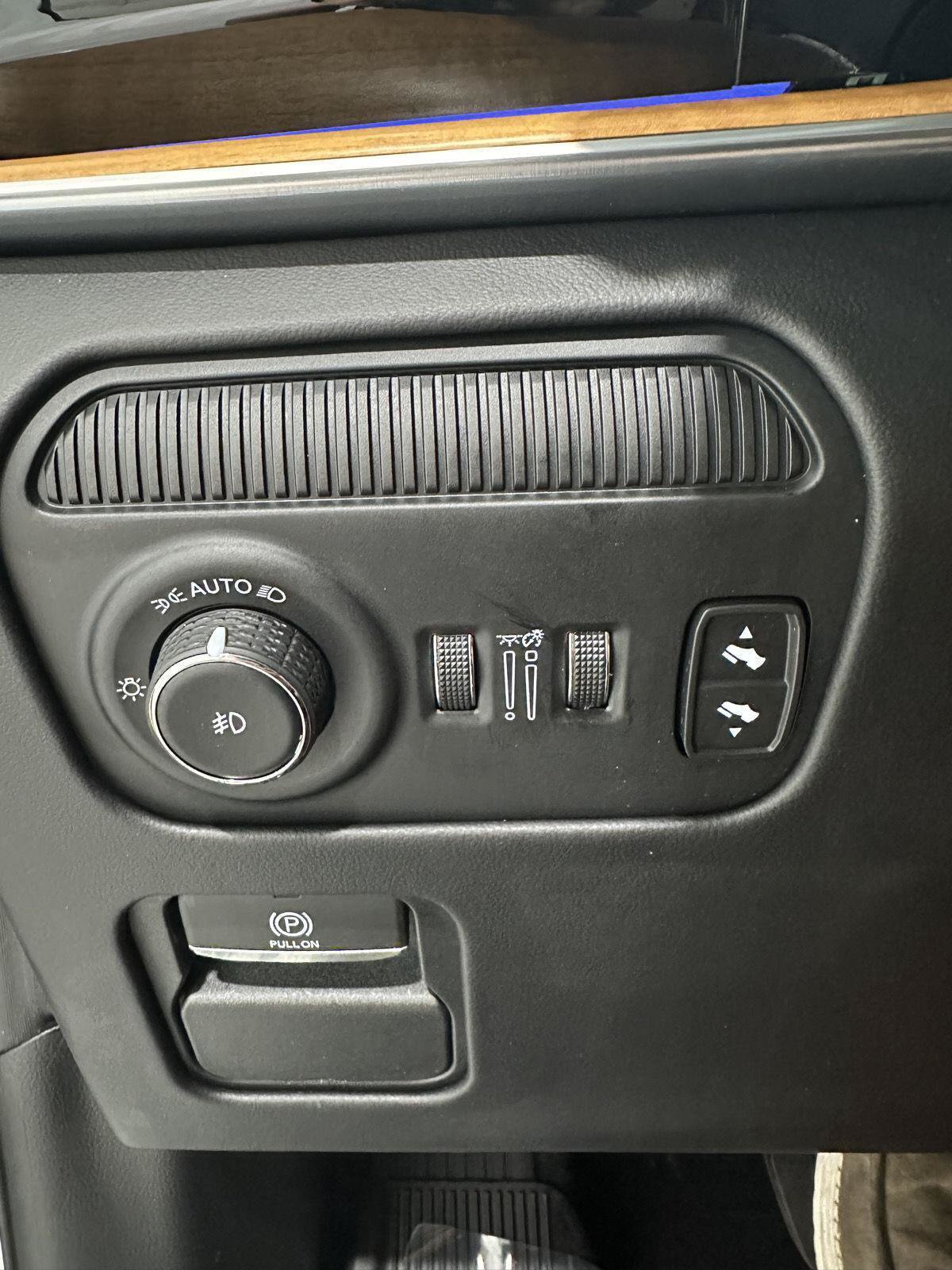 Used 2025 Jeep Grand Wagoneer L Series III w/ Rear-Seat Entertainment Group AWD/4WD image 17
