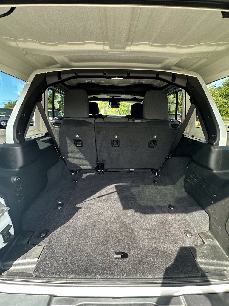 Used 2025 Jeep Wrangler Unlimited Rubicon AWD/4WD image 9