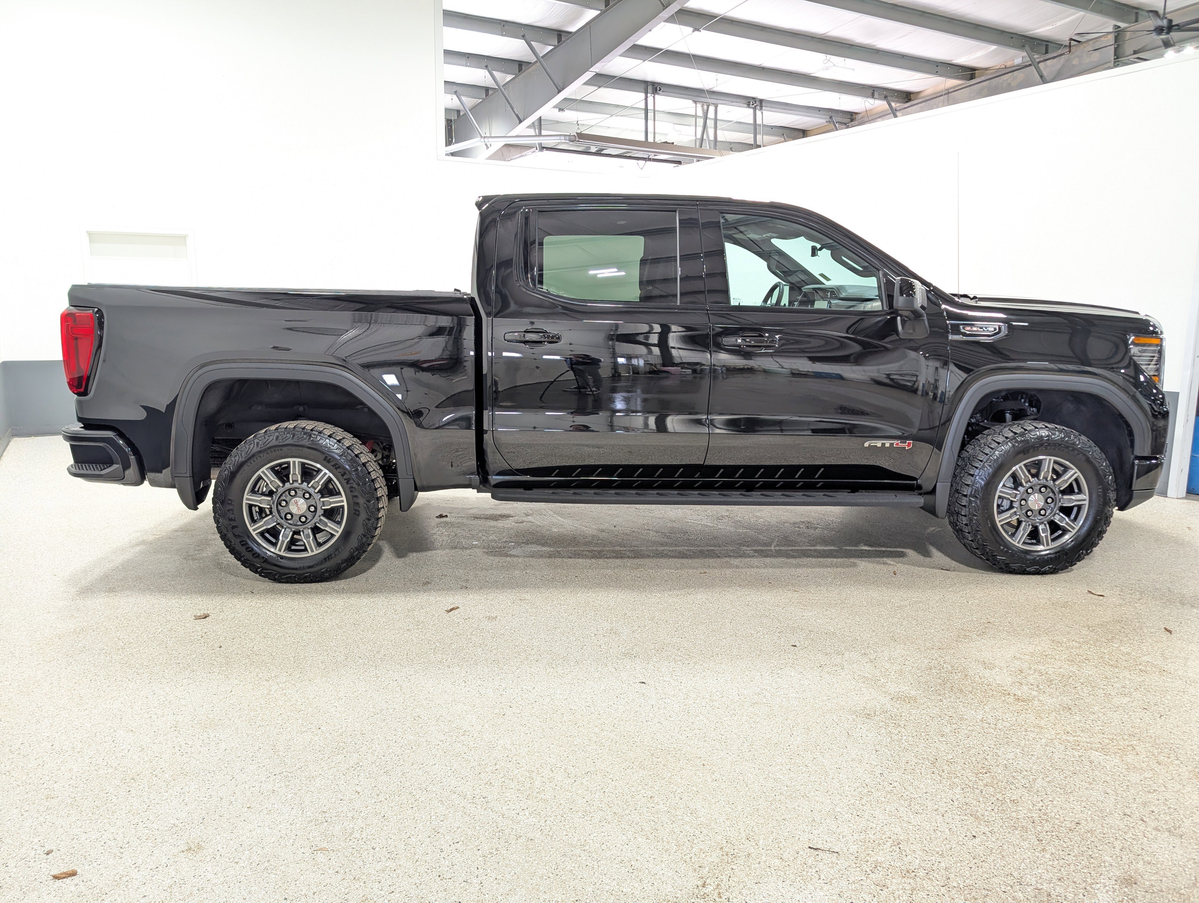 Used 2024 GMC Sierra 1500 AT4 w/ Technology Package image 2