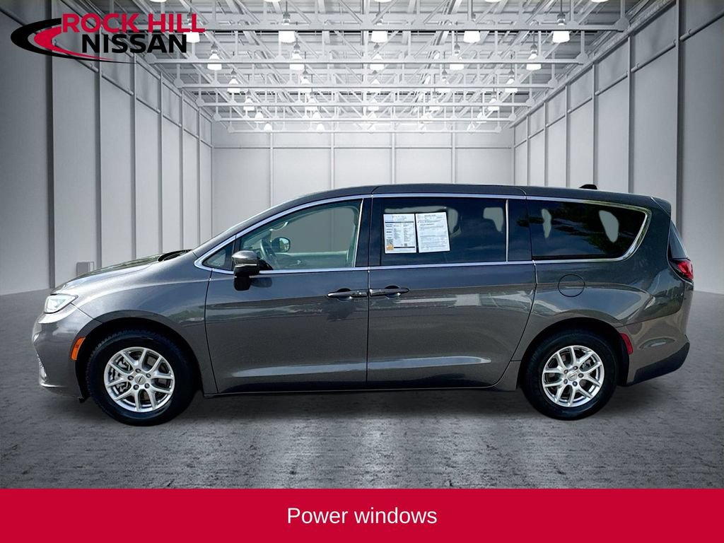 Used 2023 Chrysler Pacifica Touring-L FWD image 4