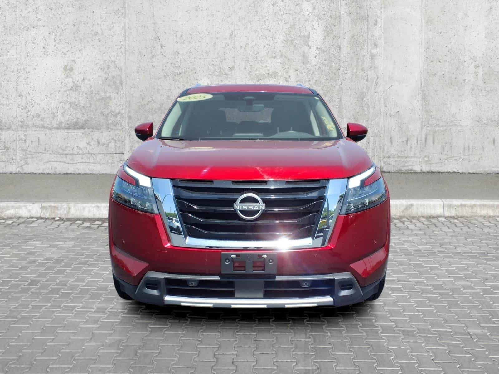 Used 2025 Nissan Pathfinder SL AWD/4WD image 3