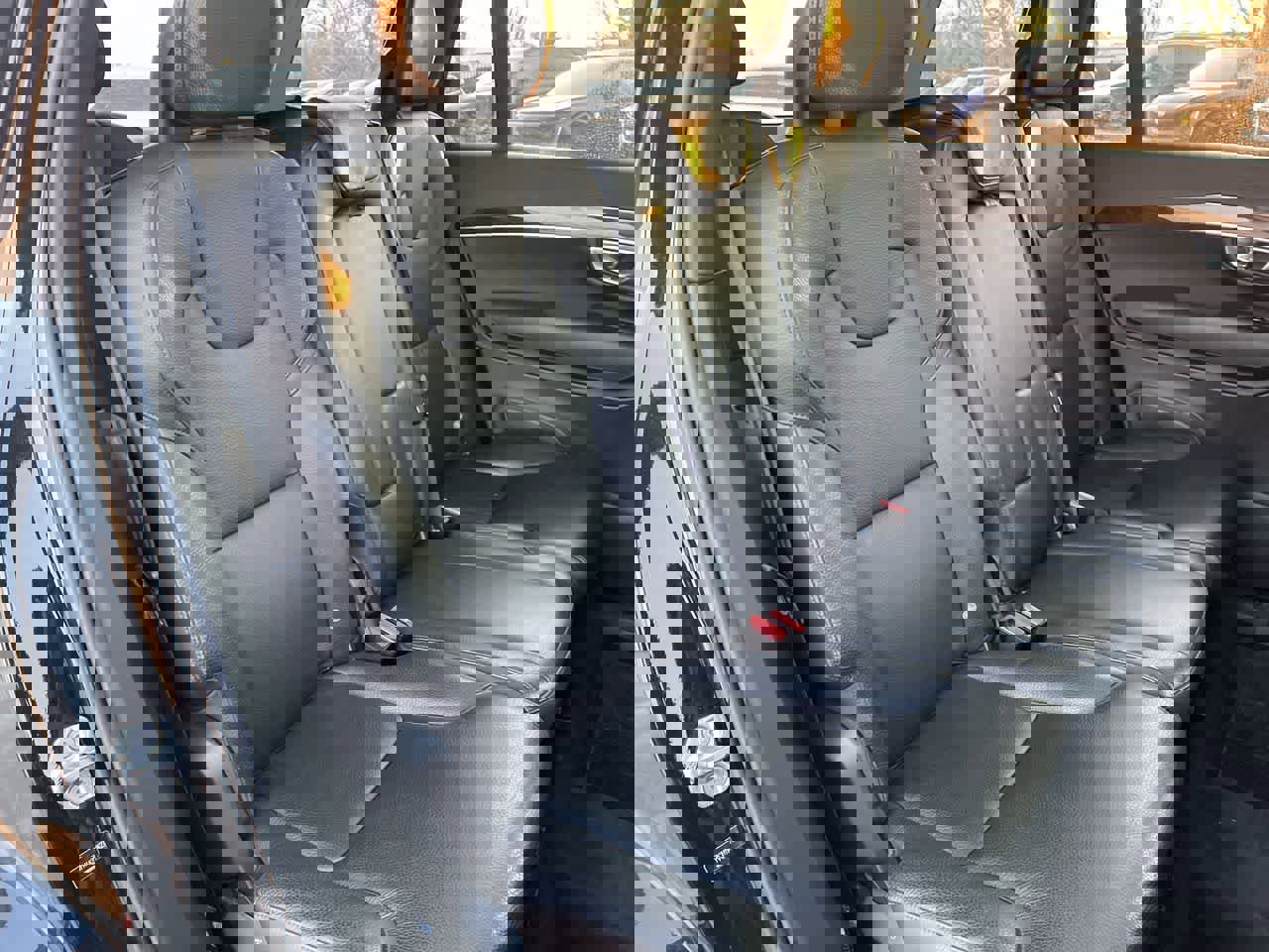 Used 2017 Volvo XC90 T6 Momentum w/ Vision Package image 15