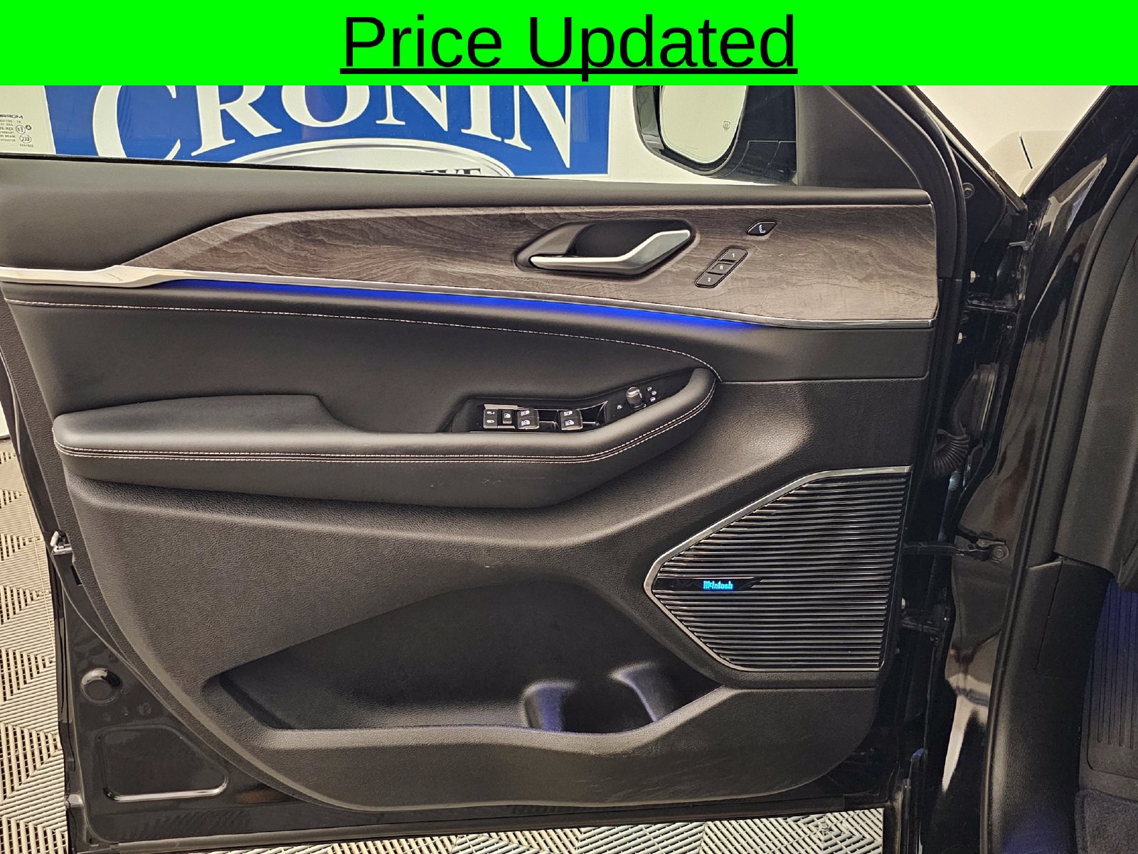 Used 2023 Jeep Grand Cherokee Overland w/ Luxury Tech Group IV AWD/4WD image 2