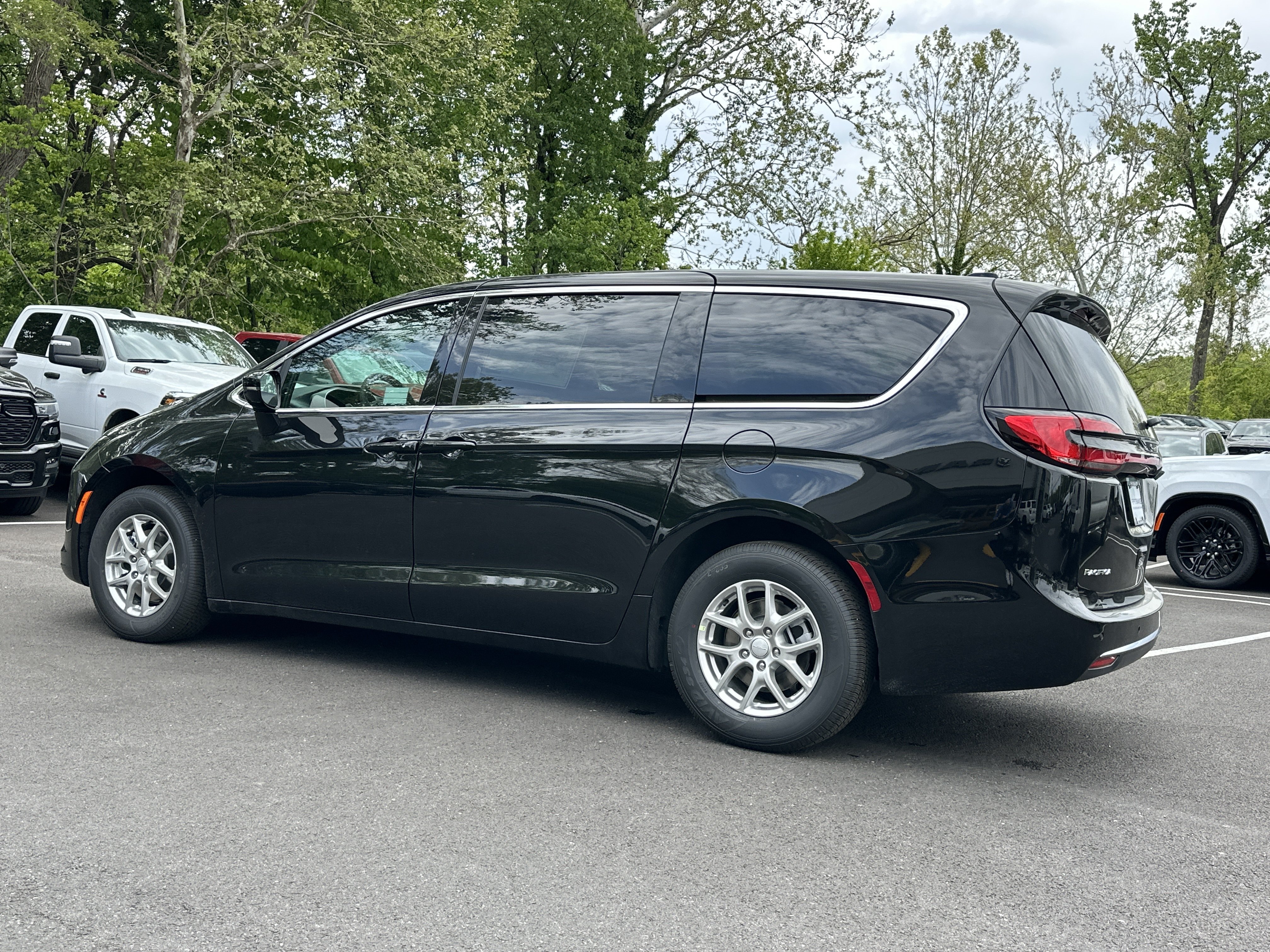New 2027 Chrysler Pacifica Select FWD image 23