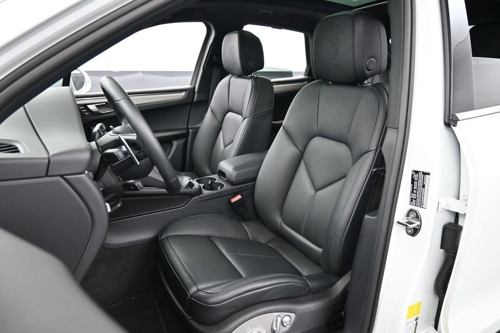Certified 2026 Porsche Macan AWD/4WD image 5