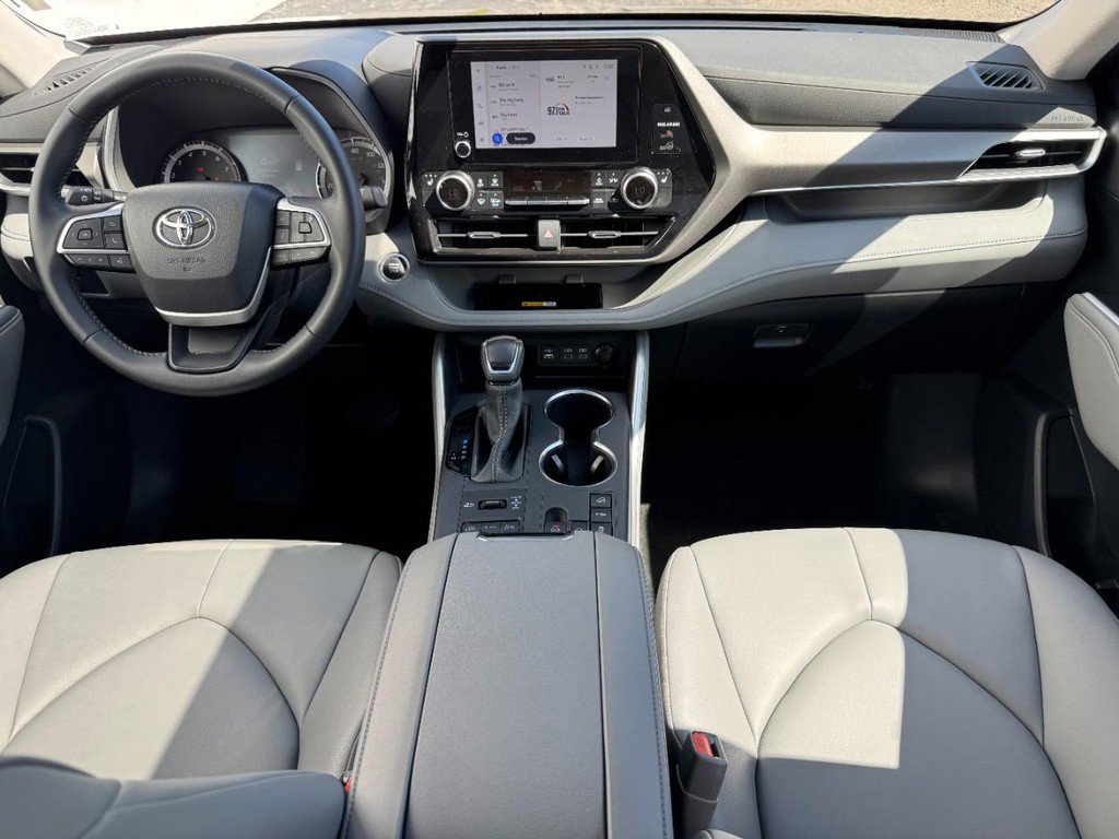 Used 2025 Toyota Highlander AWD image 12