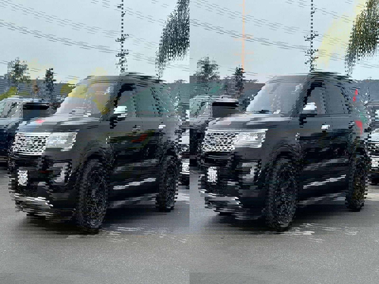 Used 2017 Ford Explorer Platinum image 2