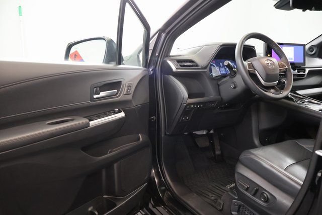 Certified 2025 Toyota Sienna Platinum AWD/4WD image 9