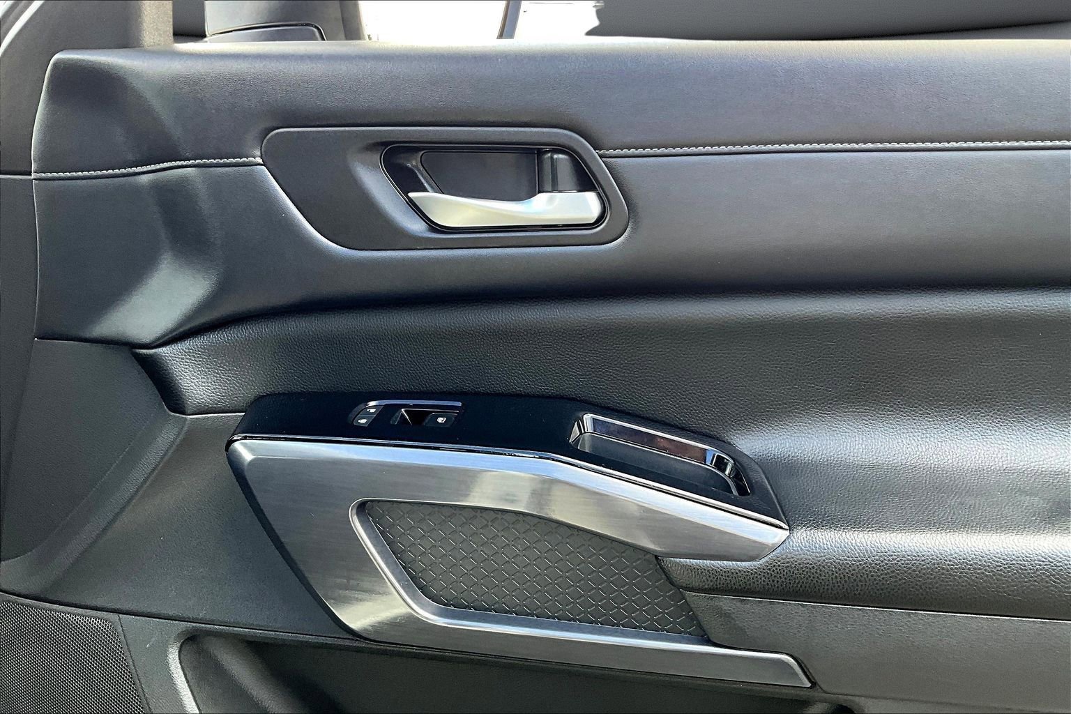 Used 2023 Nissan Pathfinder SL image 28