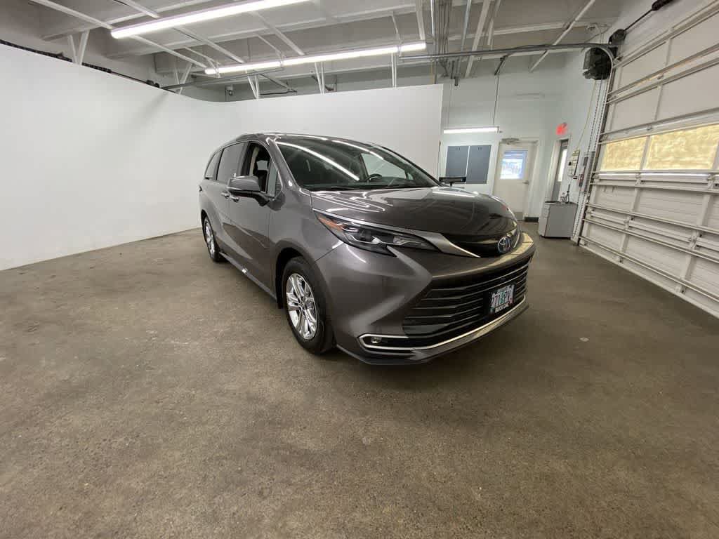 Used 2024 Toyota Sienna Platinum image 8