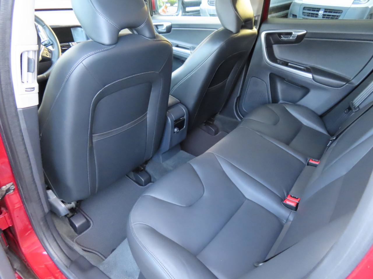 Used 2016 Volvo XC60 T6 w/ Proximity Package FWD image 13