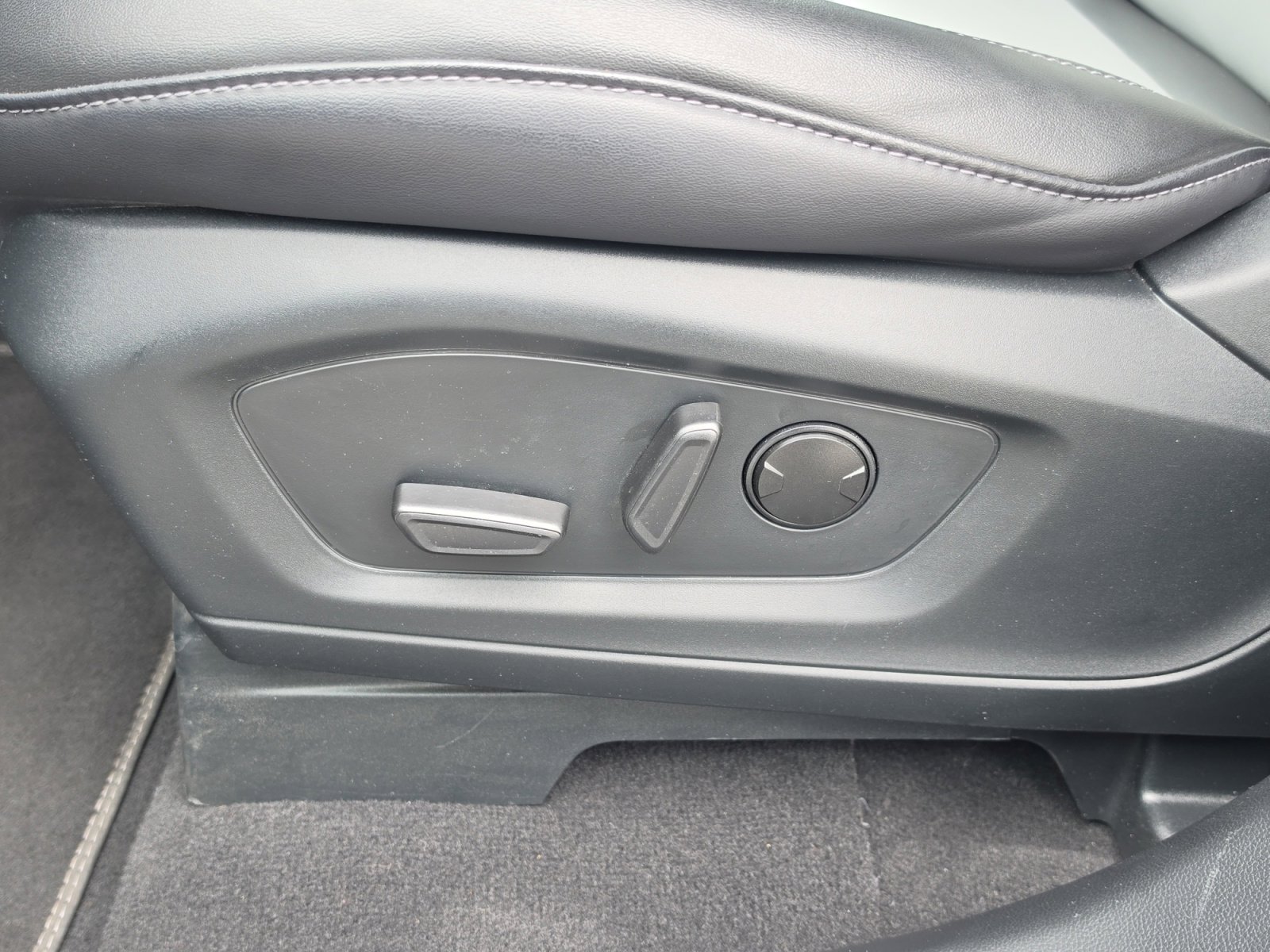 Used 2024 Ford Explorer XLT w/ Equipment Group 202A image 15