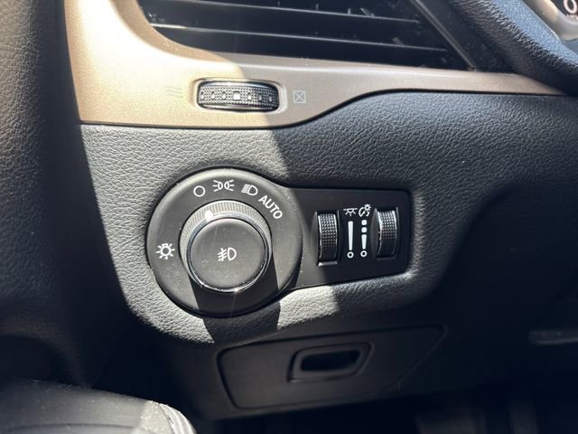 Used 2015 Jeep Cherokee Latitude FWD image 24