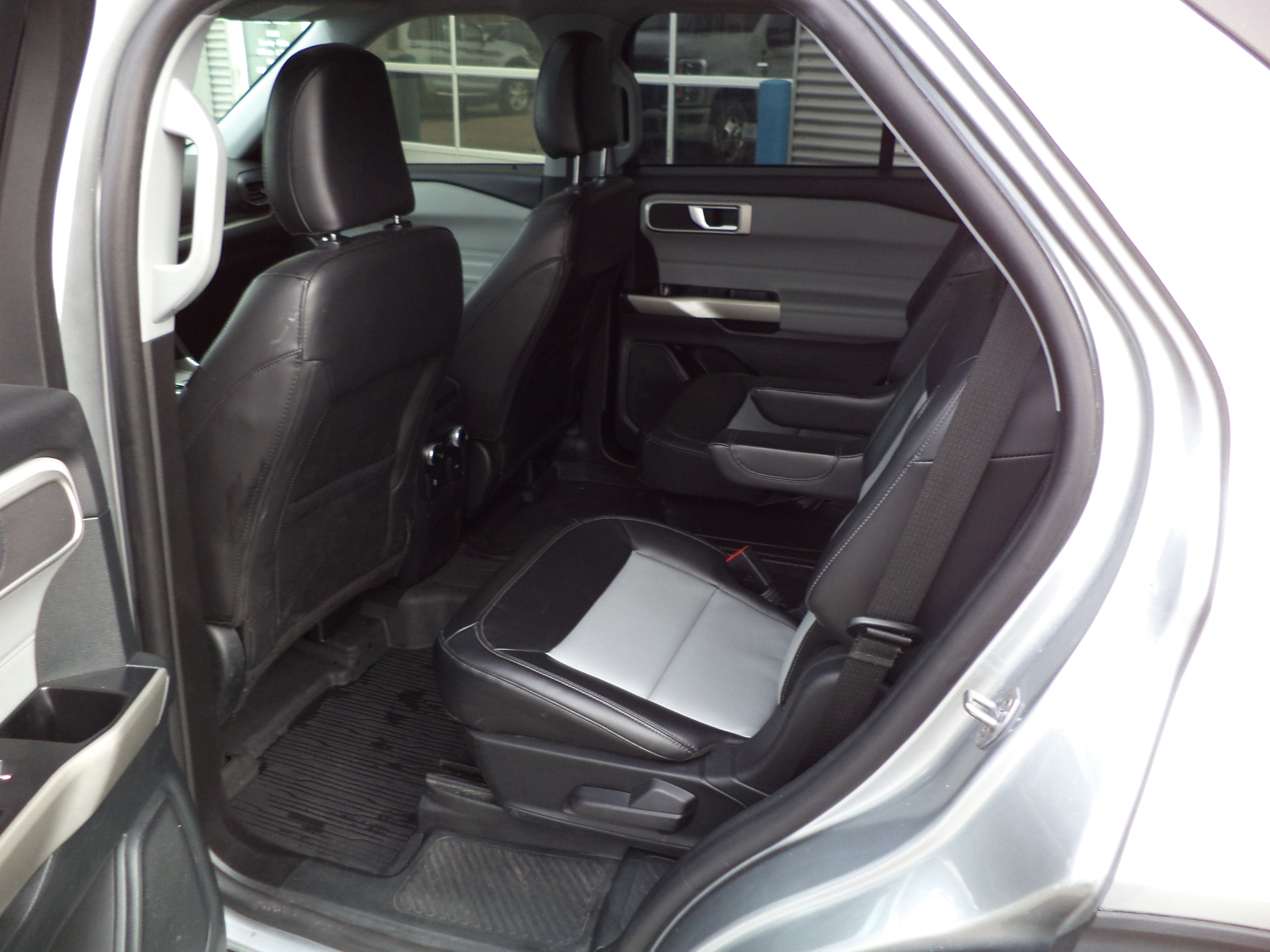 Used 2023 Ford Explorer XLT w/ Equipment Group 202A image 3