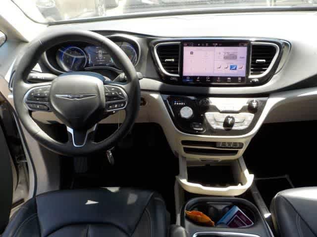 Used 2023 Chrysler Pacifica Touring-L FWD image 5