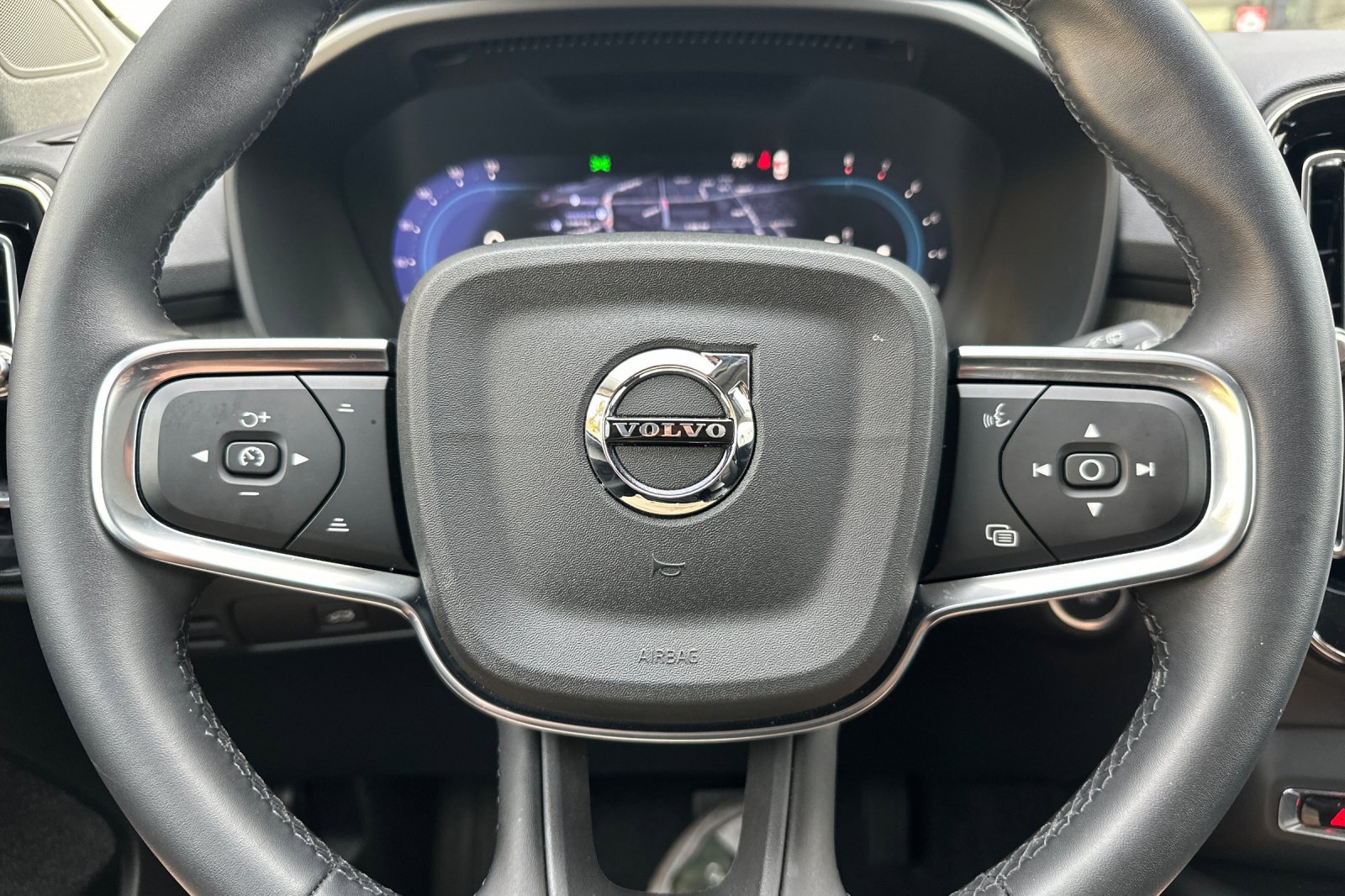 Certified 2025 Volvo XC40 B5 Plus image 28