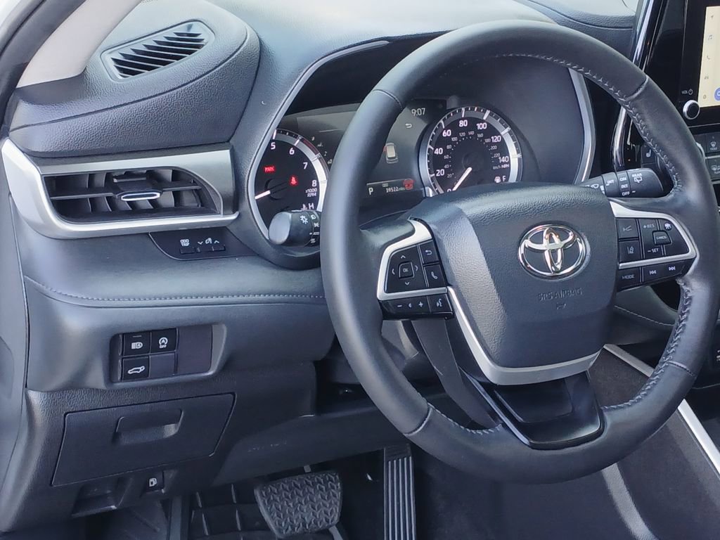 Used 2024 Toyota Highlander XLE FWD image 18