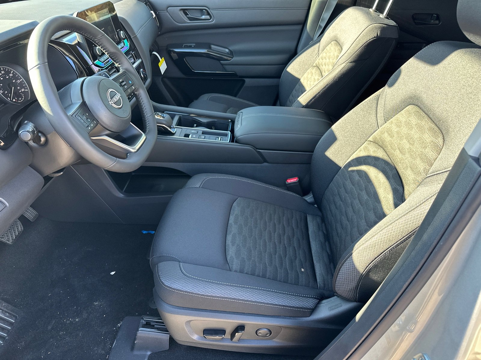 New 2025 Nissan Pathfinder SV w/ Black Appearance Package image 9