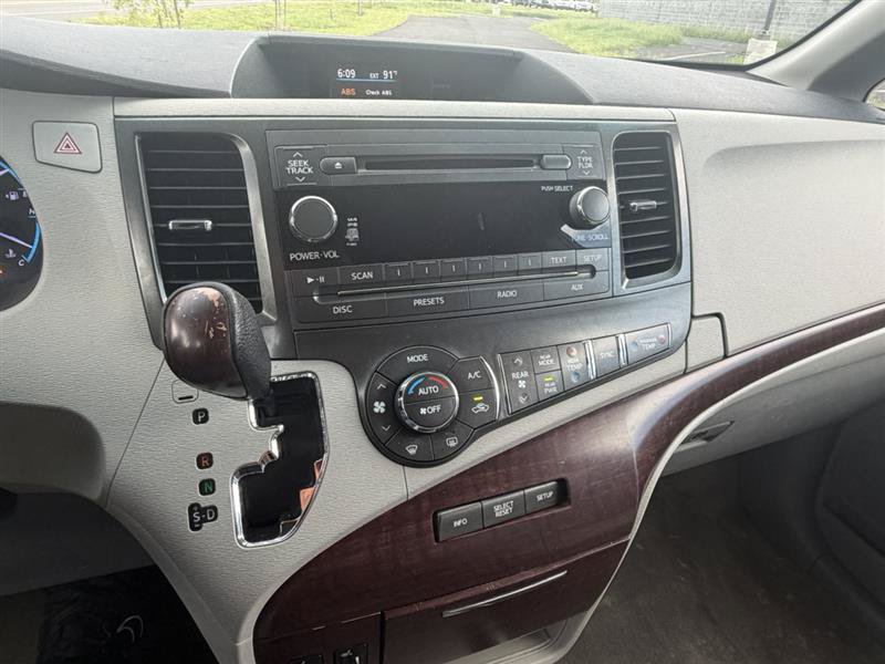 Used 2013 Toyota Sienna XLE AWD/4WD image 16