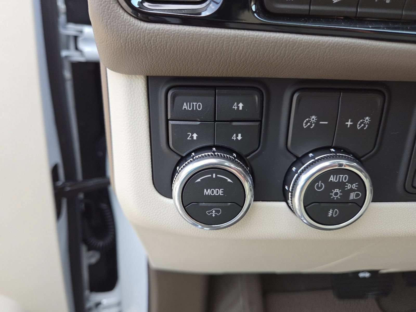 New 2026 GMC Yukon XL Denali w/ Denali Reserve Package AWD/4WD image 6