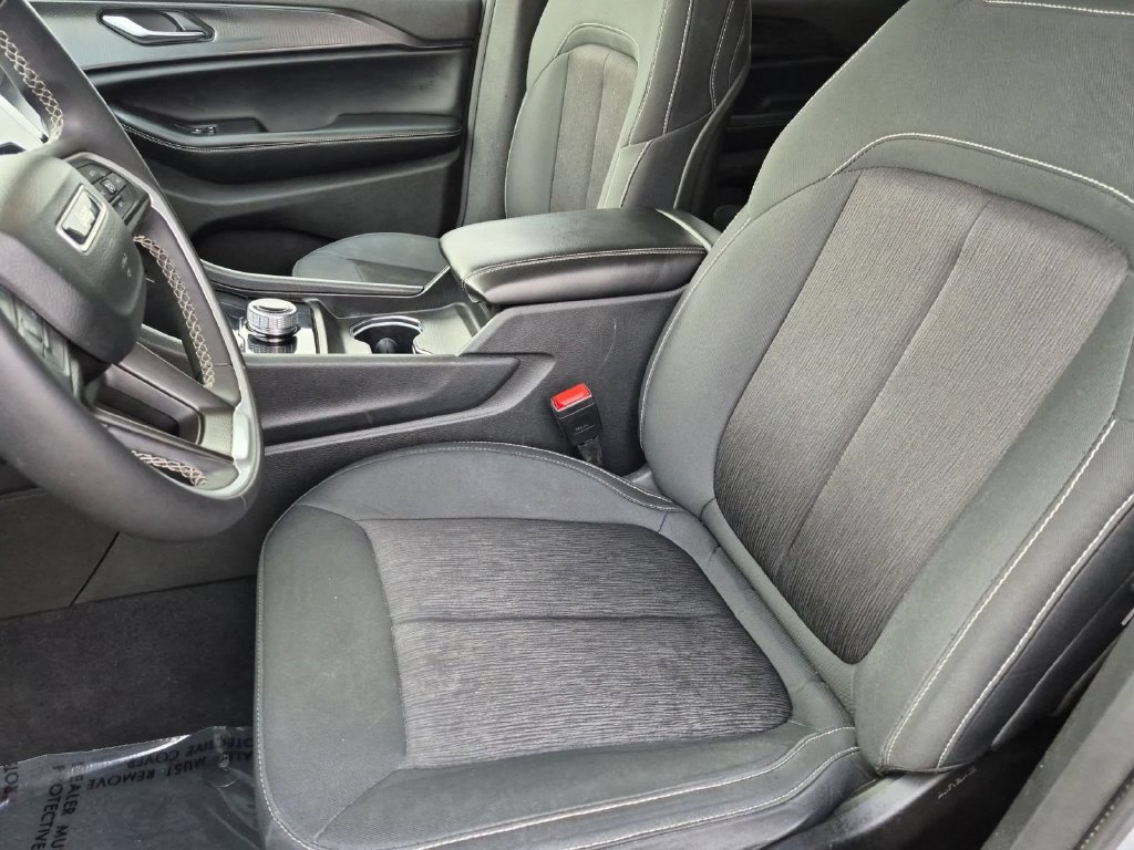 Used 2024 Jeep Grand Cherokee Laredo AWD/4WD image 12