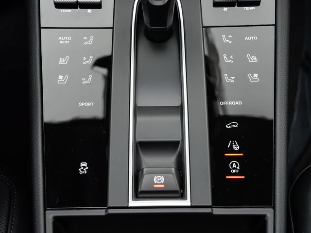 Certified 2025 Porsche Macan AWD/4WD image 20