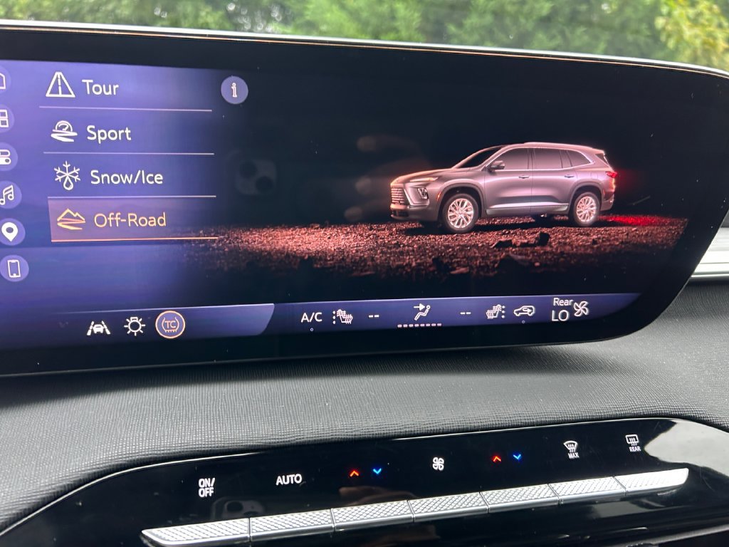 Used 2025 Buick Enclave Preferred AWD/4WD image 18