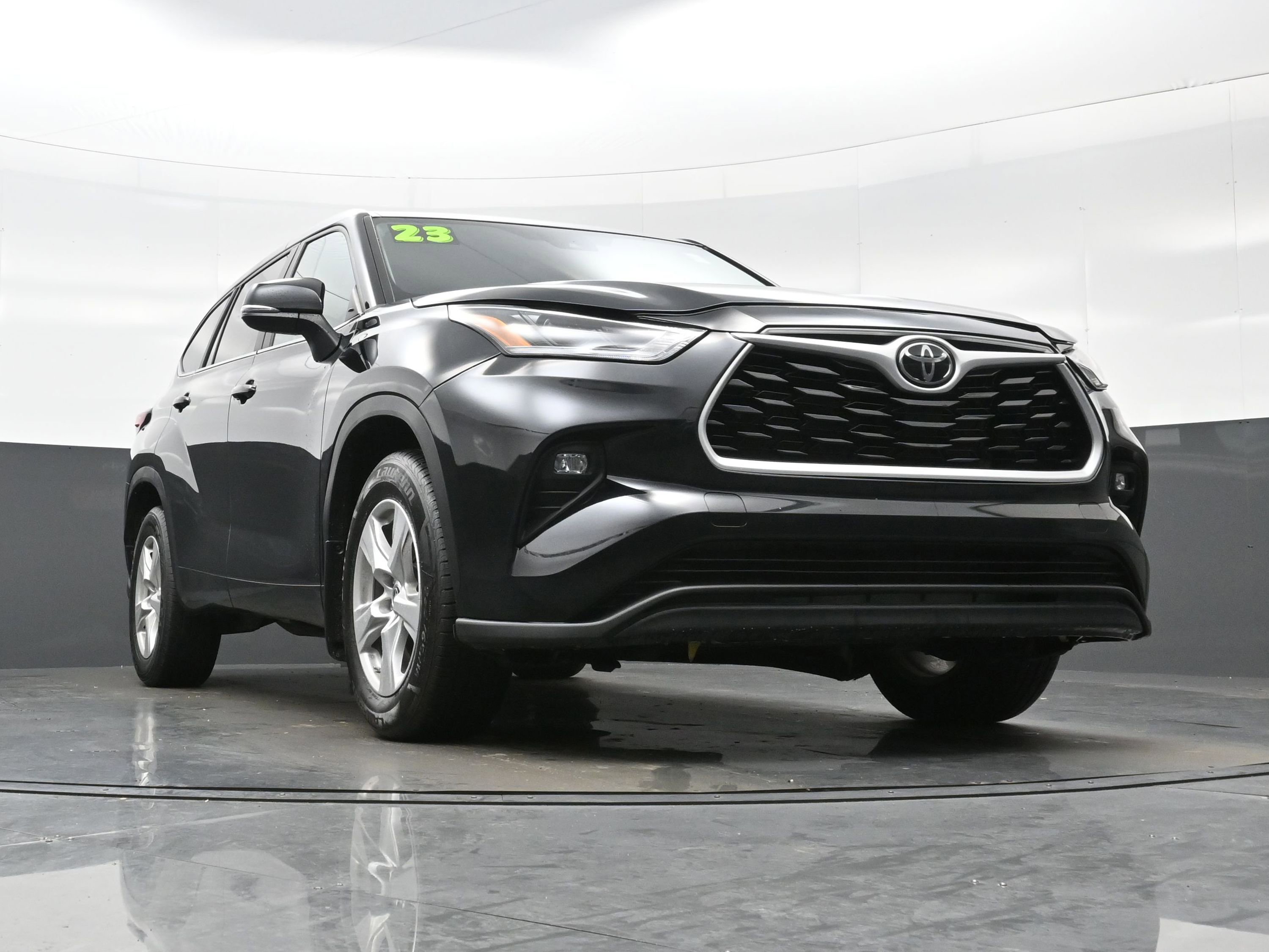 Used 2023 Toyota Highlander LE AWD/4WD image 31