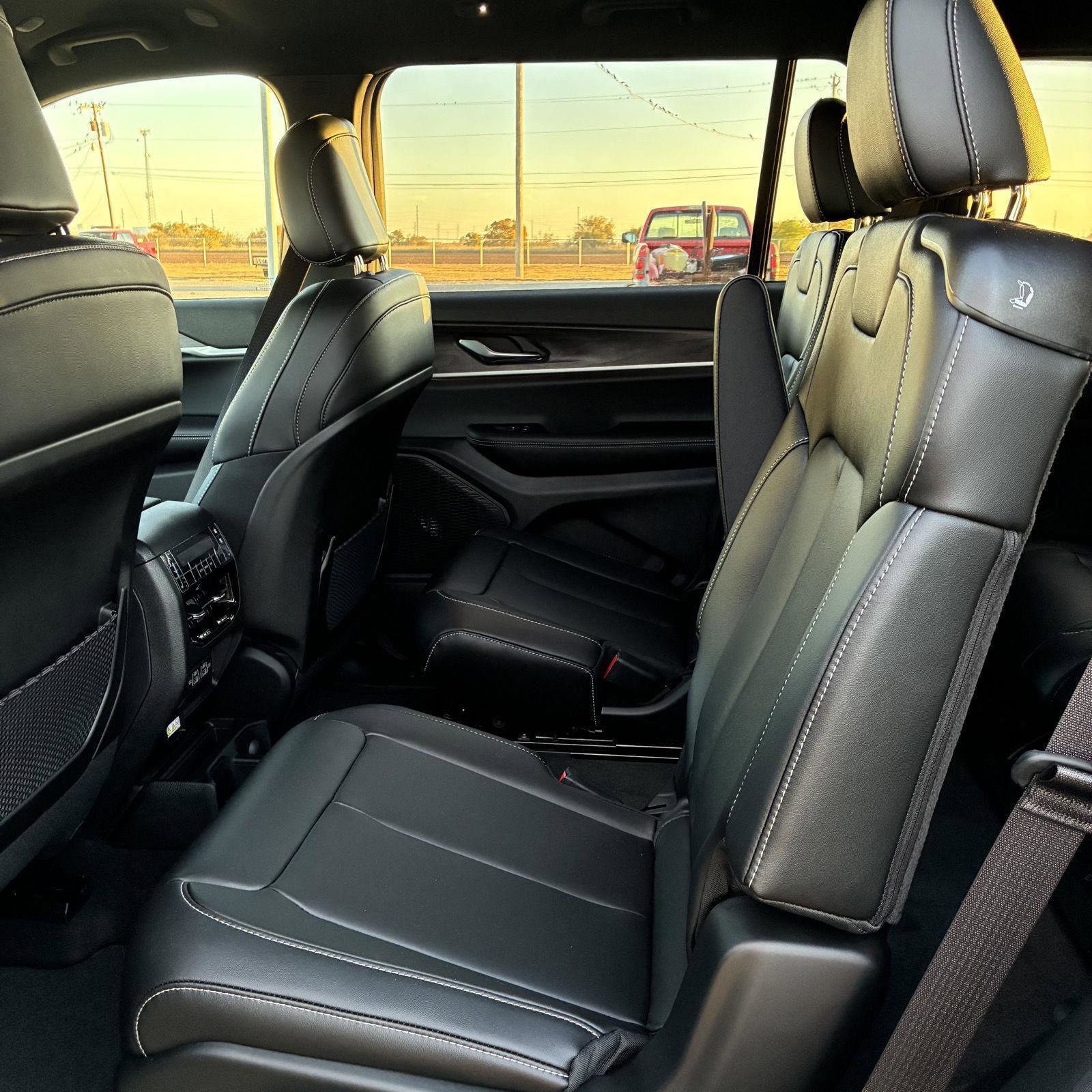 New 2025 Jeep Grand Cherokee L Limited w/ Black Appearance Package image 7