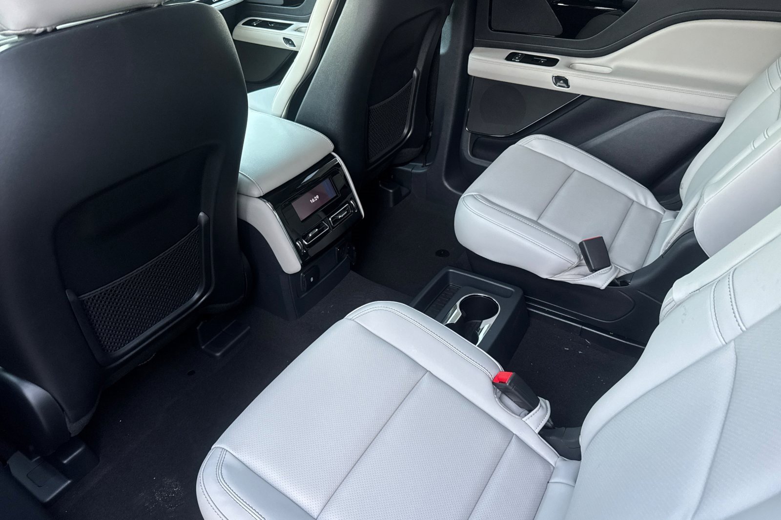 New 2026 Lincoln Aviator AWD w/ Jet Appearance Package image 10