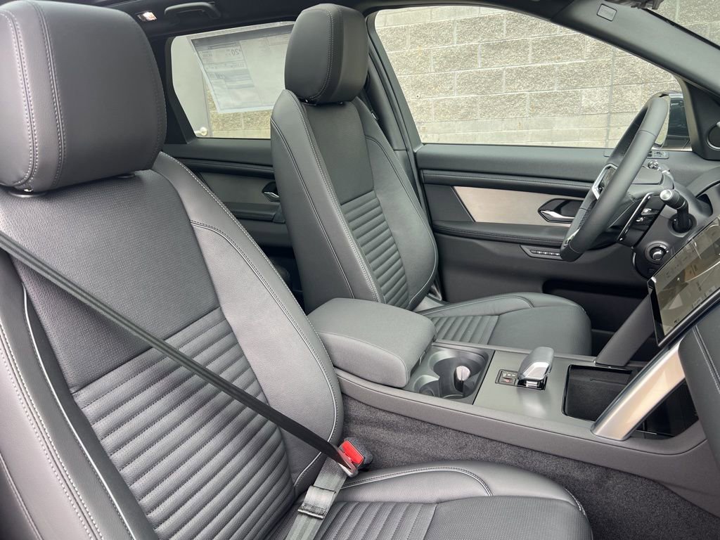 Used 2025 Land Rover Discovery Sport Dynamic SE image 16