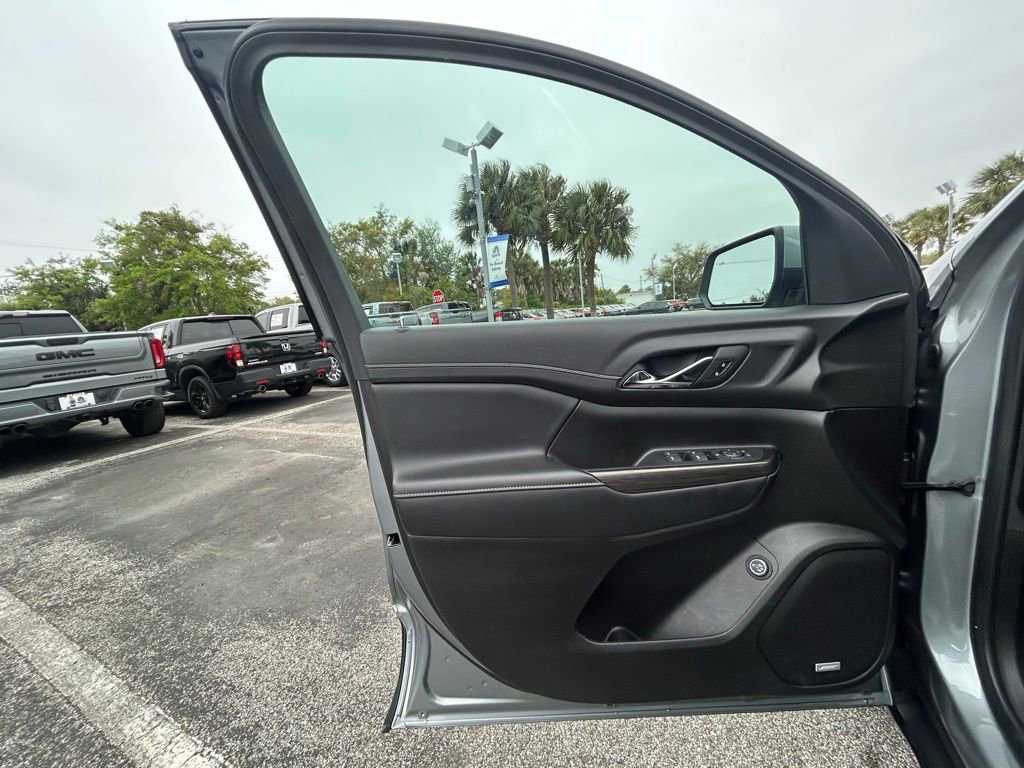 Used 2023 GMC Acadia SLT image 29