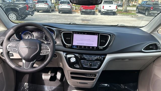 Used 2024 Chrysler Pacifica Touring-L image 13