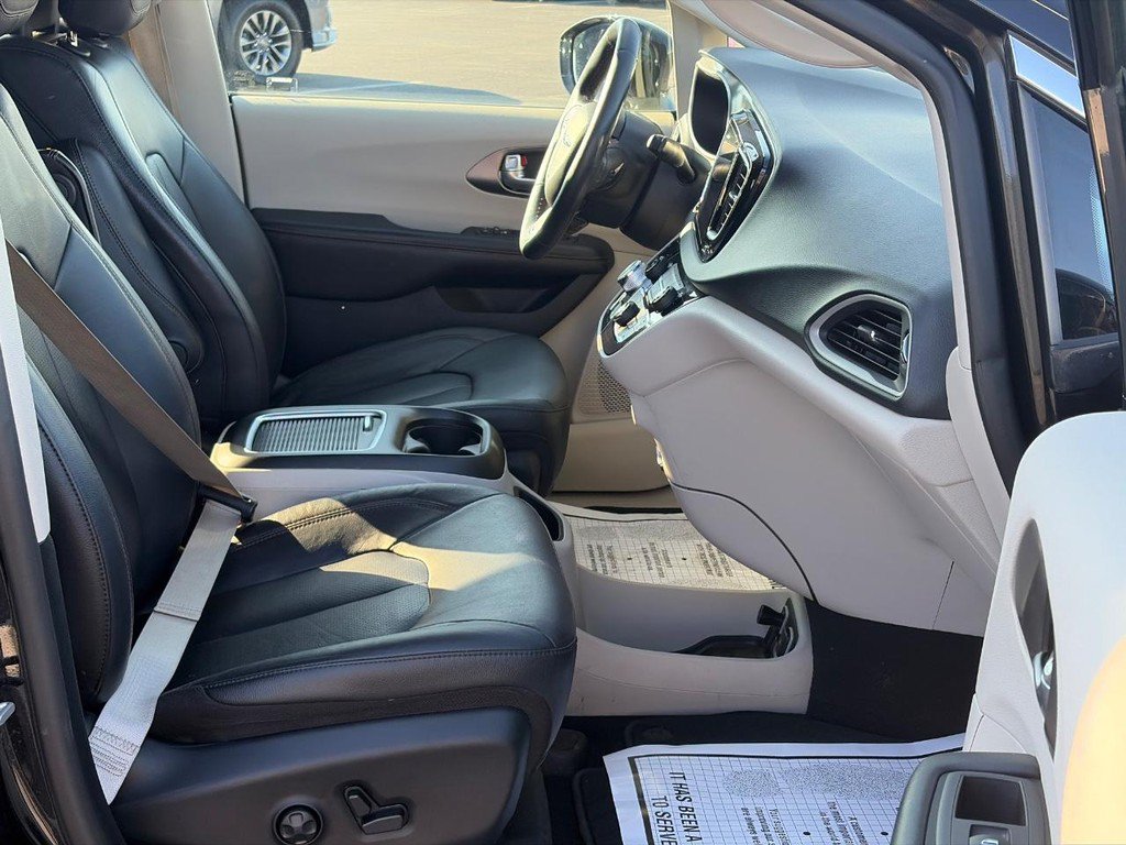 Used 2020 Chrysler Pacifica Touring-L Plus FWD image 22