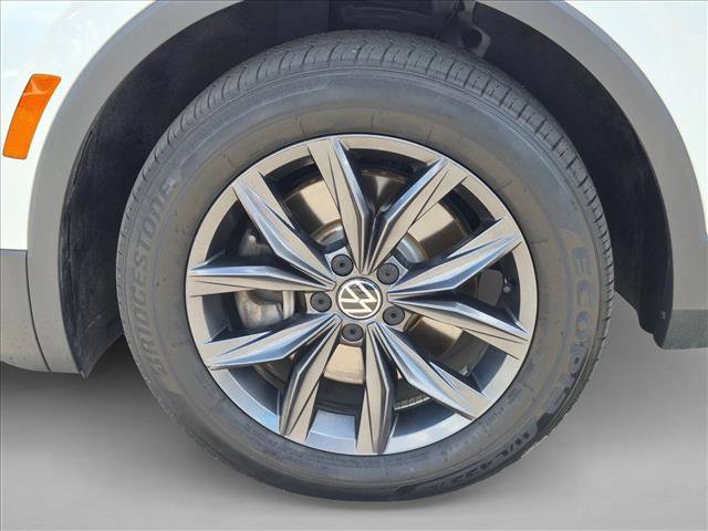 Used 2023 Volkswagen Tiguan SE w/ Panoramic Sunroof Package FWD image 26