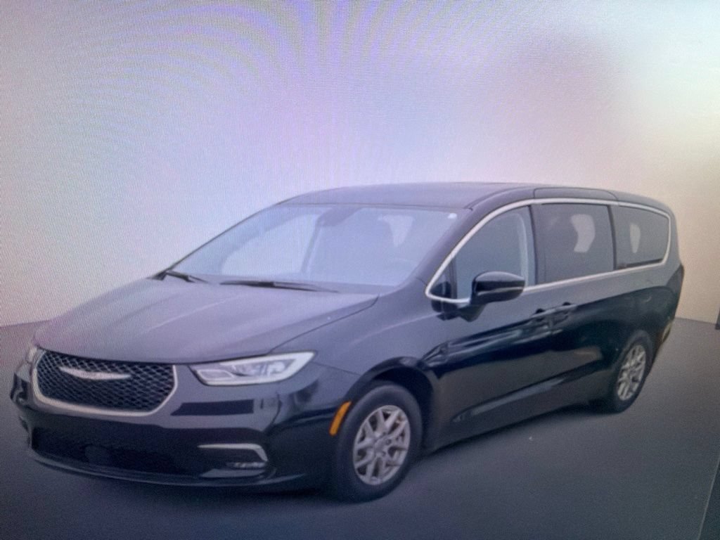 Used 2024 Chrysler Pacifica Touring-L FWD image 7