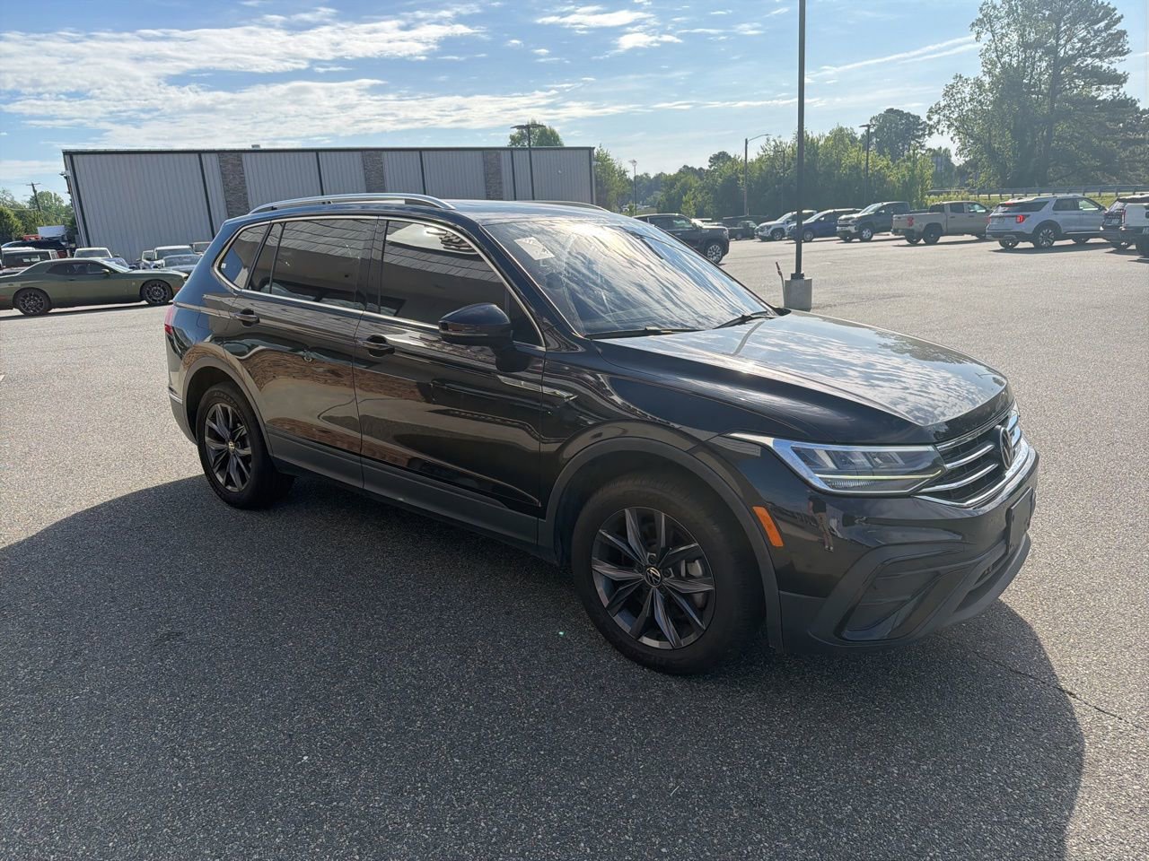 Used 2023 Volkswagen Tiguan SE w/ Panoramic Sunroof Package image 8