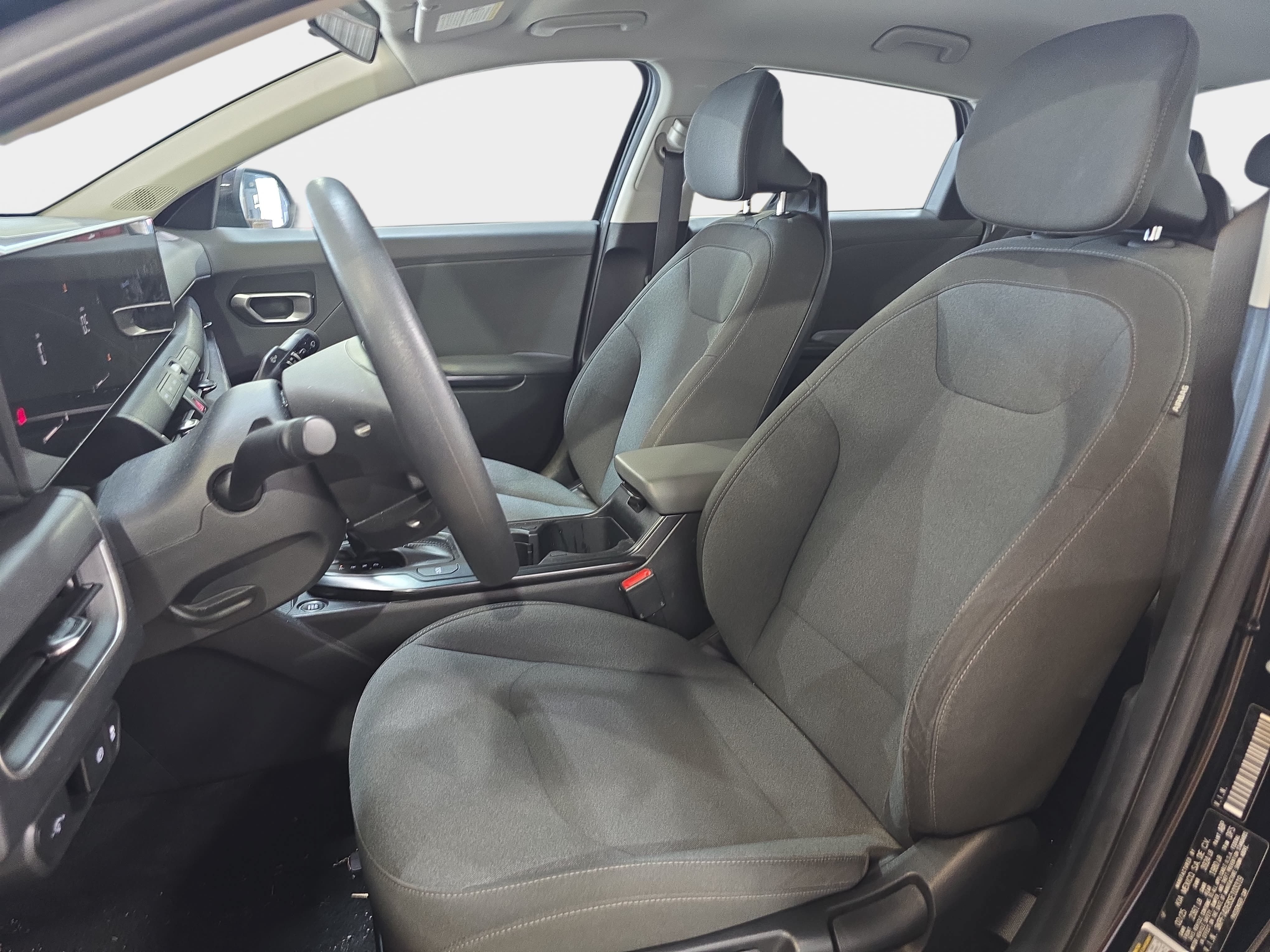 Used 2025 Kia K4 FWD image 12