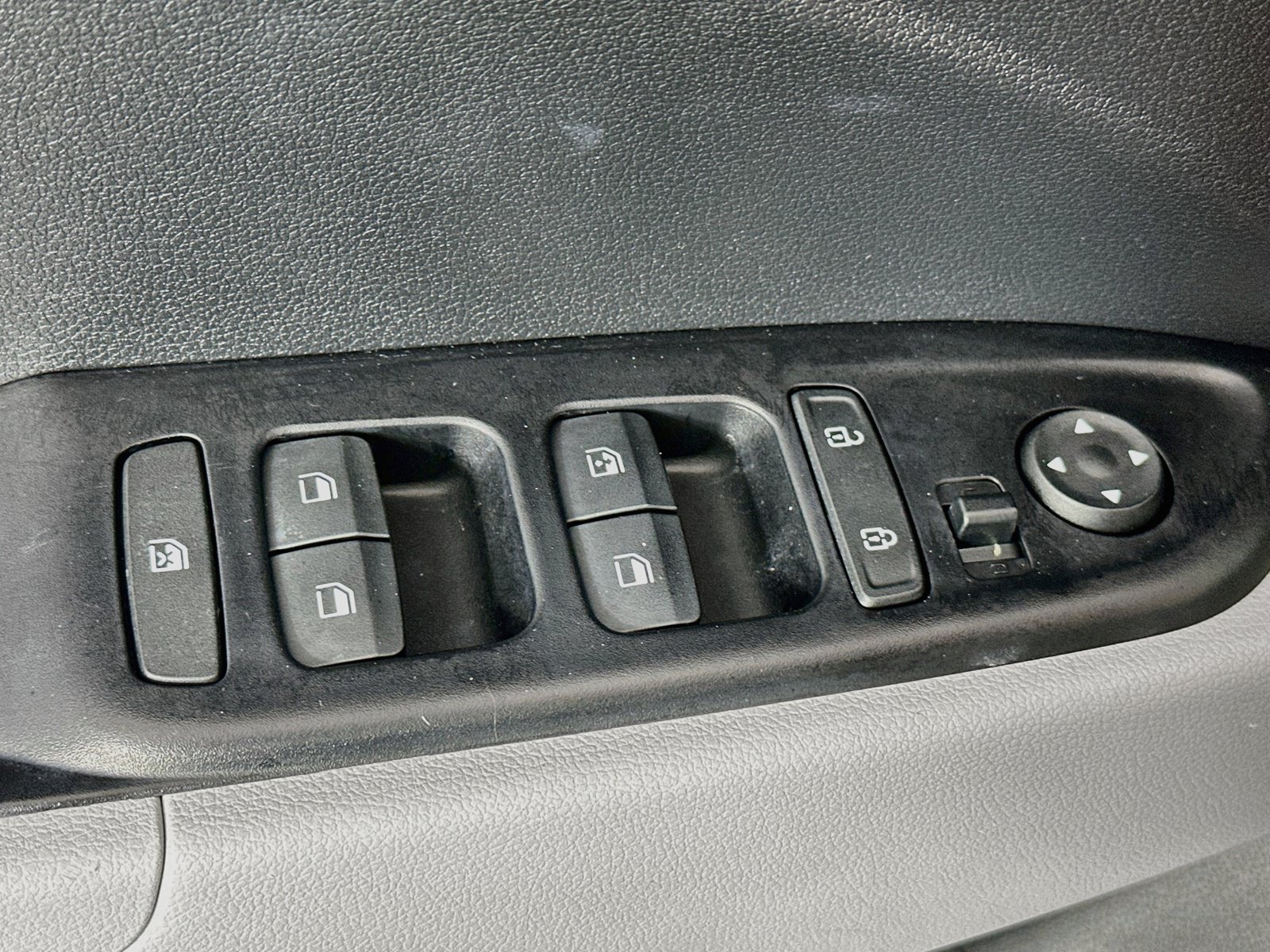 Used 2023 Hyundai Venue SEL FWD image 17