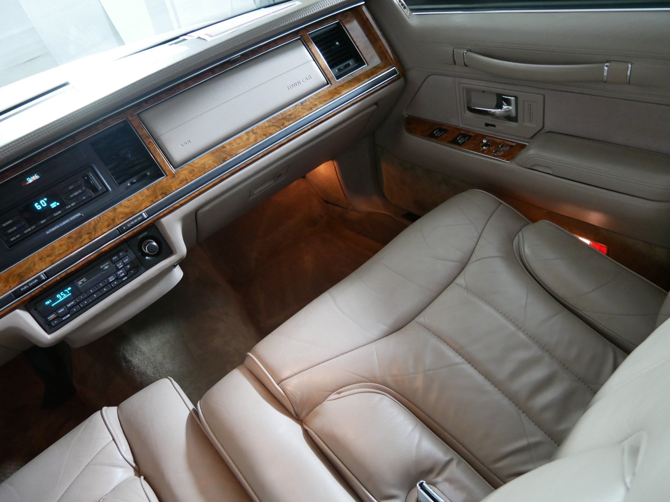 Used 1993 Lincoln Town Car Signature RWD image 11