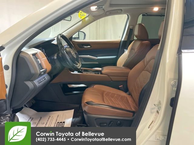 Used 2024 Nissan Pathfinder Platinum image 11