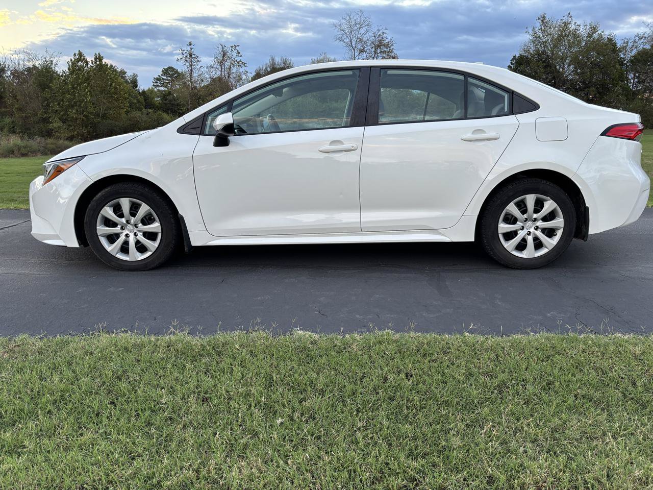 Used 2022 Toyota Corolla LE FWD image 2
