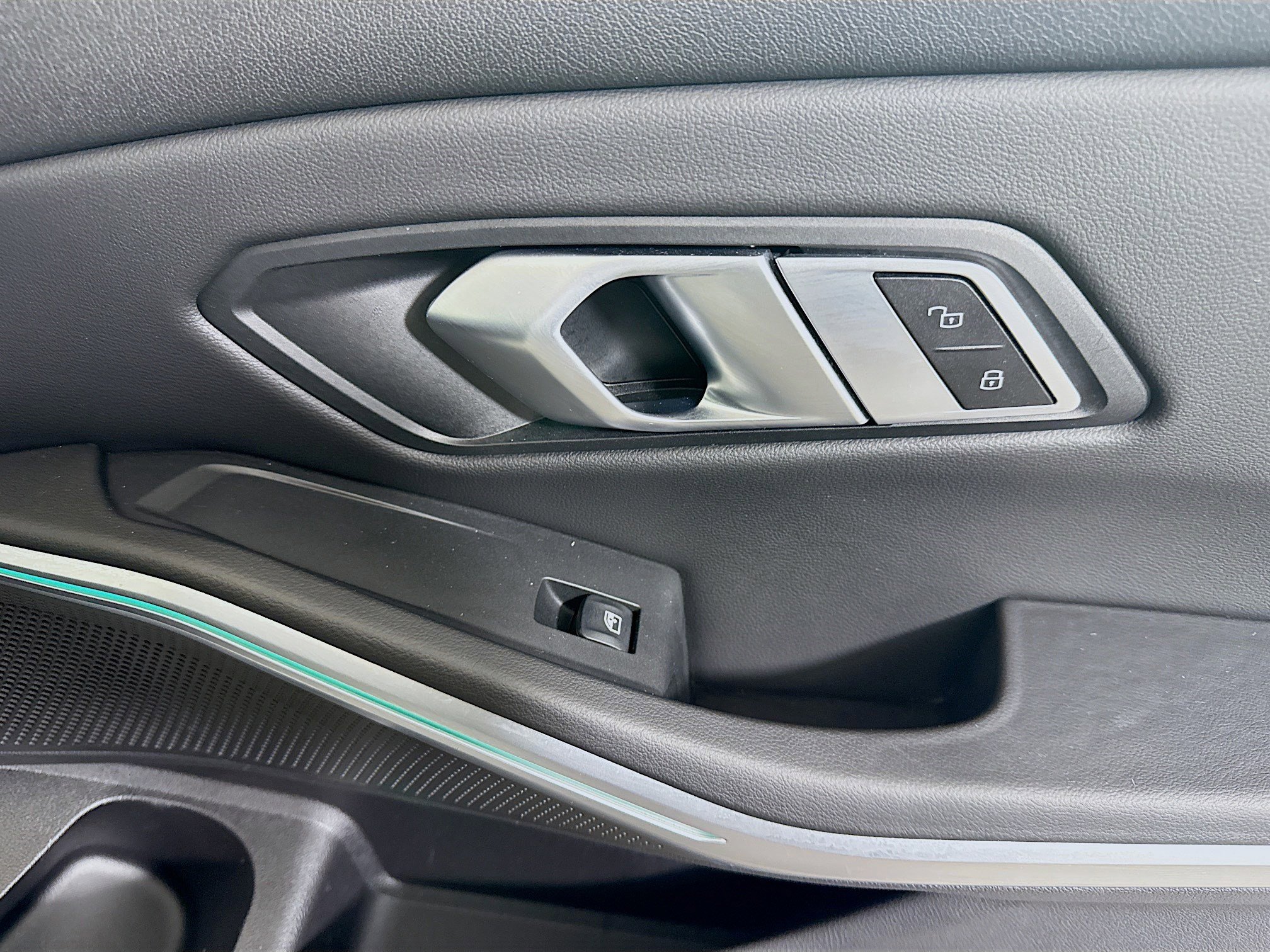 Used 2022 BMW 330e w/ M Sport Package image 31