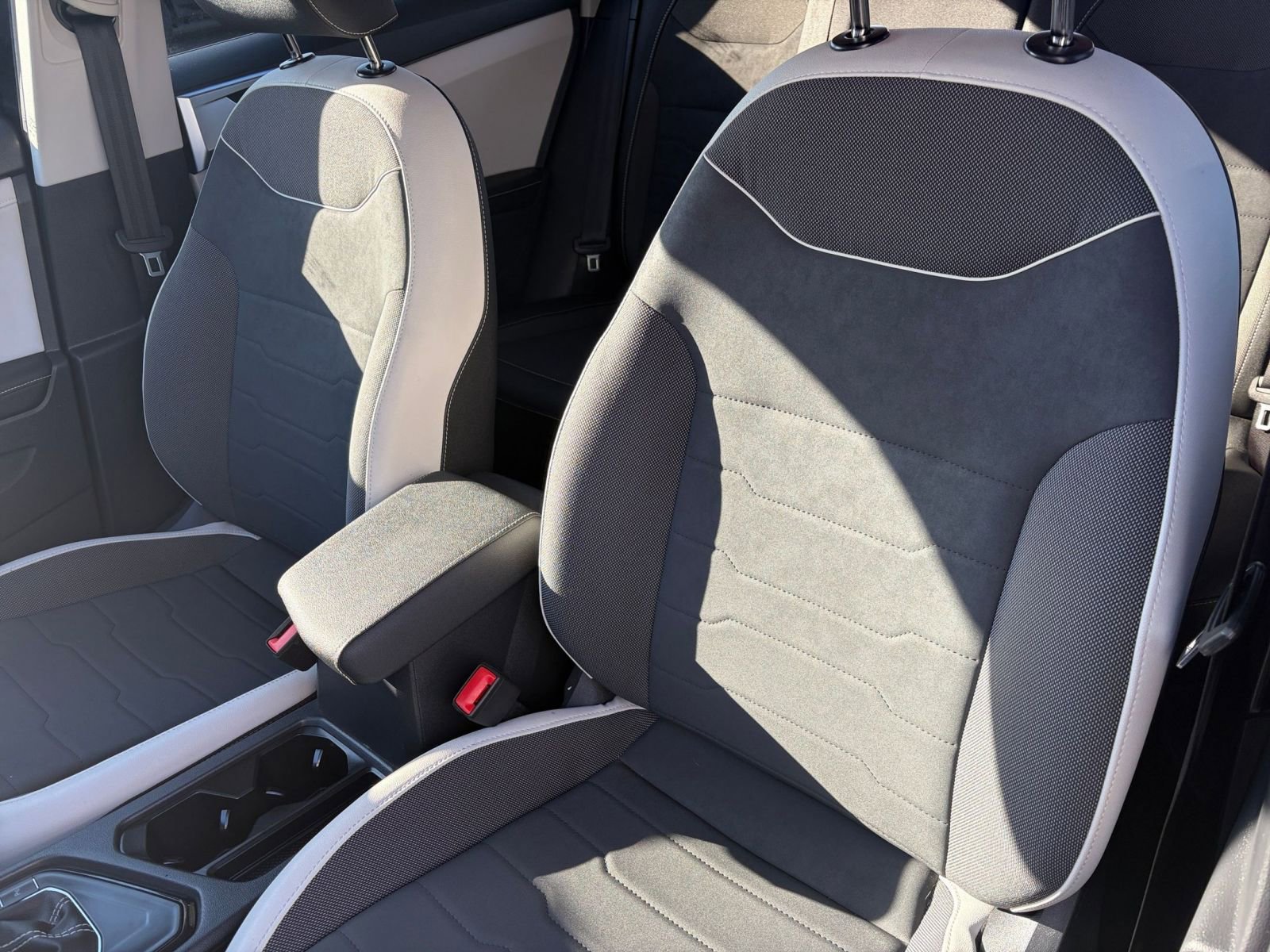 Used 2025 Volkswagen Taos SE image 37