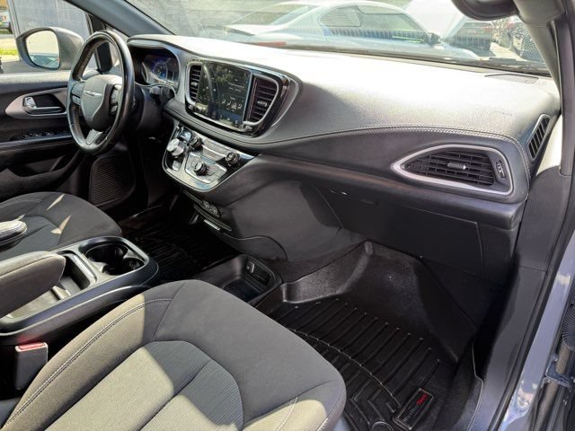 Used 2023 Chrysler Pacifica Touring FWD image 19