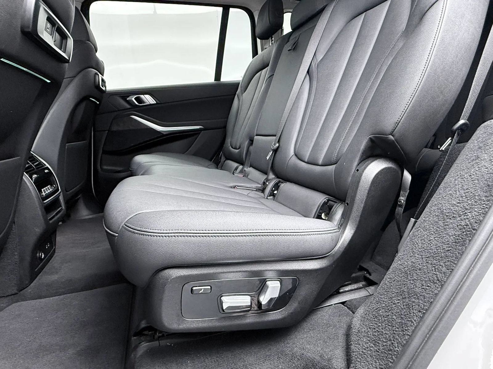 Used 2020 BMW X7 xDrive40i w/ Cold Weather Package AWD/4WD image 28