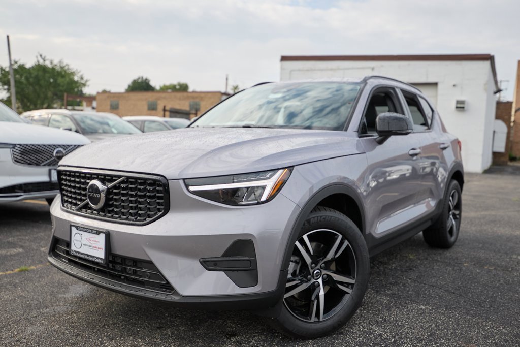 New 2026 Volvo XC40 B5 Core w/ Climate Package