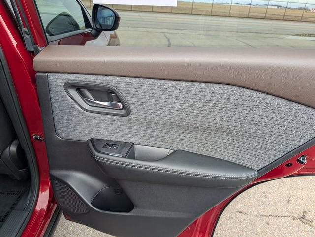 Used 2023 Nissan Rogue SV image 7