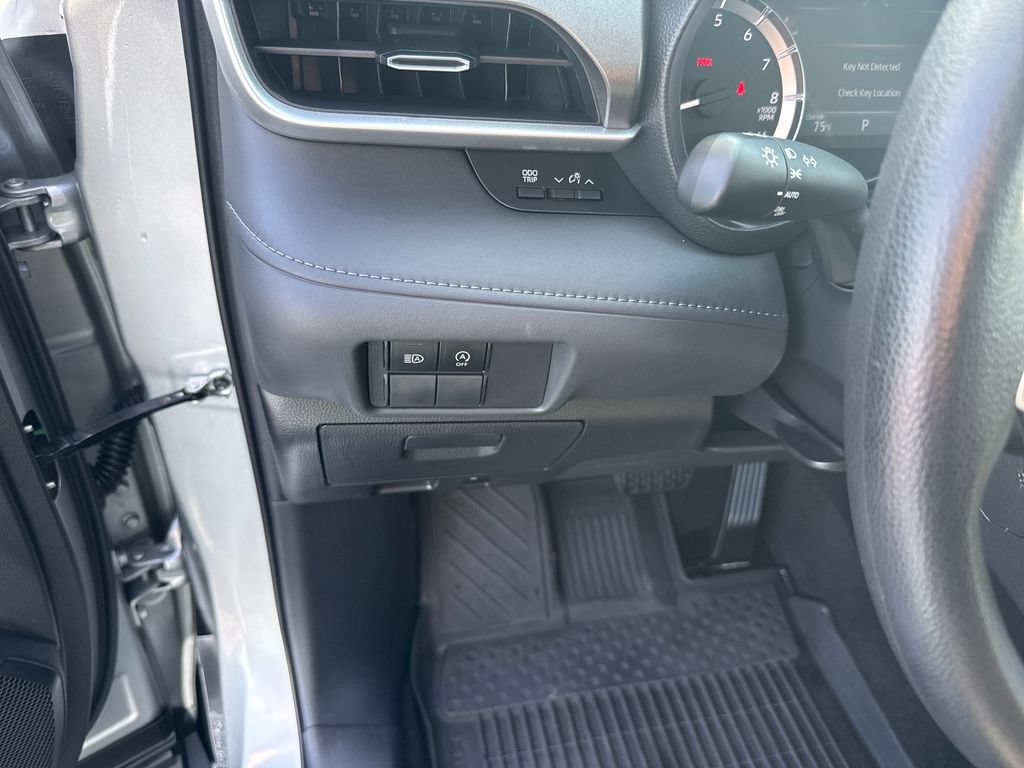 Used 2023 Toyota Highlander L FWD image 15