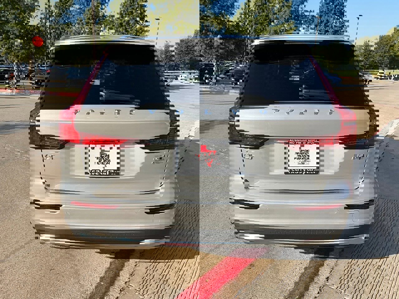 Used 2025 Volvo V60 B5 Cross Country Plus image 7